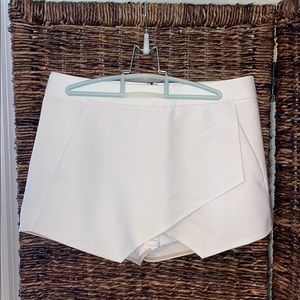 Beautiful white express skort size 4